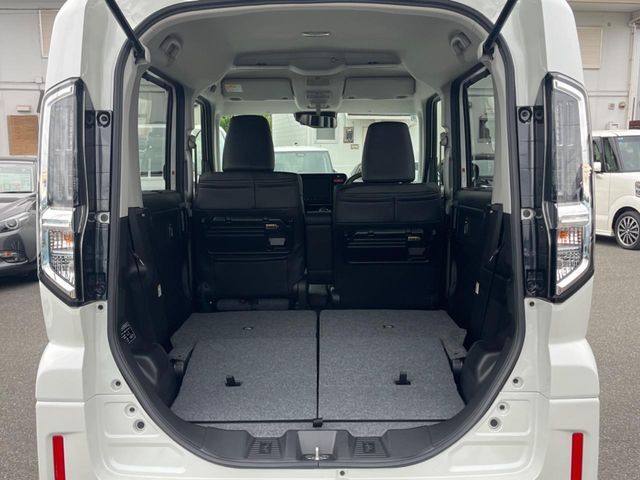 普段のお買い物や通勤、送迎等に十分な荷室スペースを確保しております。セカンドシートを倒すと、大きな荷物の積載も可能です♪