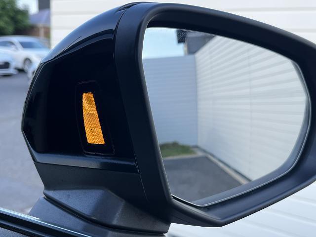 【サイドアシスト】自車を追い越そうとするクルマが自車の死角にいる場合など、システムが車線変更の危険を予測し、該当する側のエクステリアミラーに搭載されたLEDが点灯してドライバーに警告します。