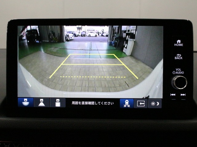 【バックカメラ】シフトを「R」の位置に入れると、自動的に画面がカメラ映像に切り替わり後方の視界をサポートする必須装備です！