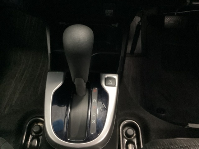 CVT車のセレクトレバーです。低速から高速まで、変速ショックのないスムーズな走りを実現するとともに、エンジン効率のよい領域を維持することで燃費にも貢献します。
