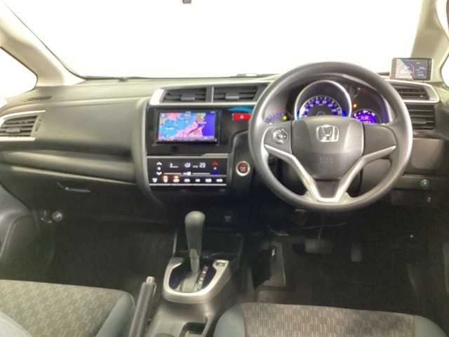 車内は光触媒抗菌消臭施工済です。インパネ周りはスタイリッシュなデザインです。グローブボックスやカップホルダーのほかにトレーなどたくさんの収納スペースが付いています。
