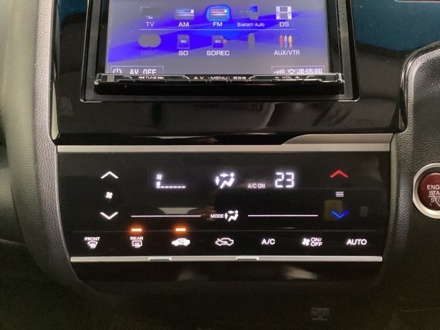 オートエアコンがついてますので、お好みの温度をセットするだけで風の強さや風量を自動で調整します。スイッチも簡単操作で快適に過ごせます。