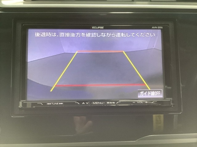 バックでの車庫入れも安心です！　リアカメラが付いているバックモニター付のナビ（社外品）を装備しております。操作線もついており距離感も画面から確認できます。