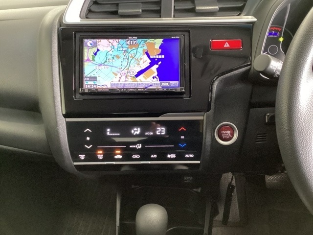 ワイド画面のナビゲーションはフルセグTVのメモリーナビ（社外品）を搭載しています。Bluetoothオーディオ機能がありますので、スマートフォンなどの音楽も再生できます。