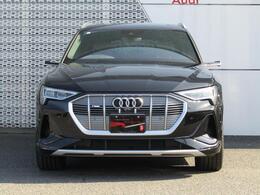 開口部のないワイドな八角形のシングルフレームグリルが精悍な表情を生み出します。