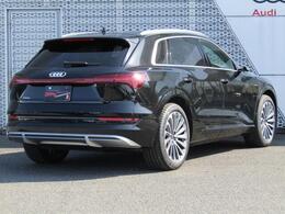 ひと目でAudiの電気自動車とわかるデザインとSUVの力強さや機能性を独創的に融合し、存在感を放ちます。