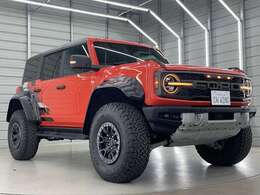 フォードが誇るハイパフォーマンスモデル「ラプター」シリーズ！ブロンコラプターが入庫致しました！ジープラングラールビコン392に対抗して作られたブロンコラプターは、様々なアップチューンが施されています。