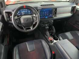 インテリアはブロンコ伝統の水平基調のダッシュを中心に、カーボンインテリアトリムを使用したラグジュアリーかつレーシーなデザインに仕上がっています。