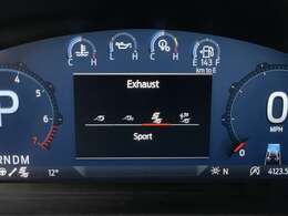 可変バルブマフラーとなるアクティブエキゾーストシステムはステアリング右のエキゾーストボタンを押すとサウンドが変化！スポーツカーのようなサウンドには驚かれると思います。