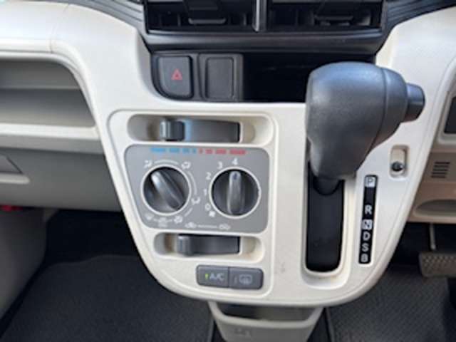 車線はみだし抑制機能や、衝突防止ブレーキ等のオンオフをボタン一つでおこなえます。