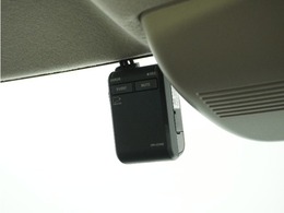 ◆ドライブレコーダー◆映像・音声などを記録する自動車用の装置です。　もしもの事故の際の記録はもちろん、旅行の際の思い出としてドライブの映像を楽しむことができます。