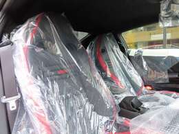 ●専用RECARO製シート（専用カラー、運転席/助手席）