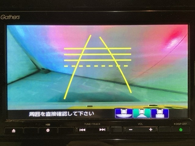 バックでの車庫入れも安心です！　リアカメラが付いているバックモニター付のナビを装備しております。操作線もついており距離感も画面から確認できます。