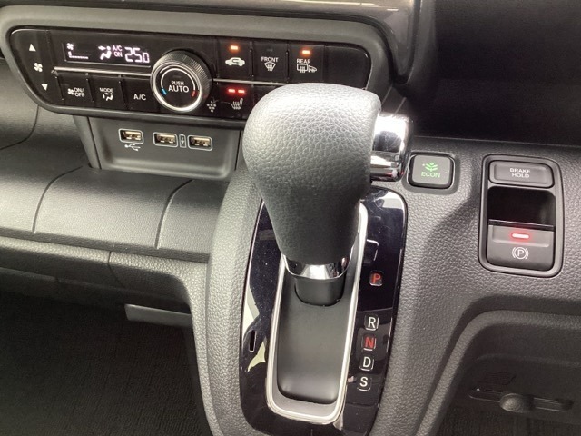 CVT車のセレクトレバーです。低速から高速まで、変速ショックのないスムーズな走りと、エンジン効率のよい領域を維持して燃費にも貢献します。サイドブレーキはスイッチ操作の電子制御パーキングブレーキです。