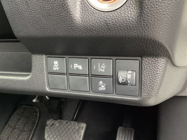 ハンドルの右側にはヘットライトリベライザーとHondaセンシング用のメインスイッチなどがついています。ヘッドライトリベライザーは道路状況や積荷の加重に応じてライトの高さを調節できます。