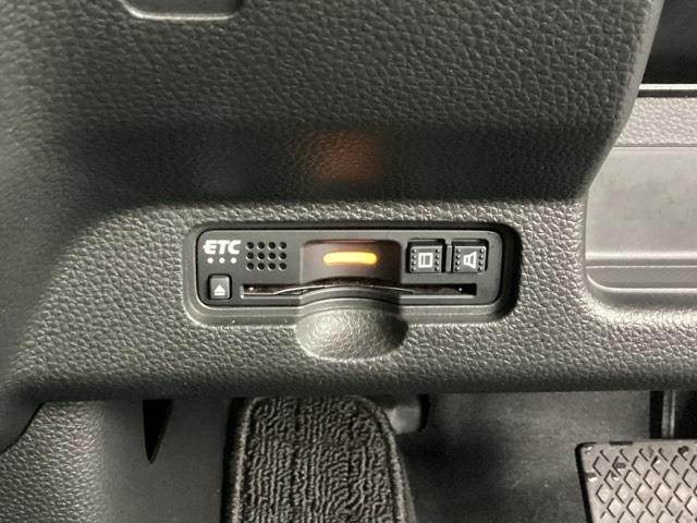 ハンドルの左下にETCがついています。高速道路の料金所の通過も楽々です。　カードの取り出しもしやすい場所についています。