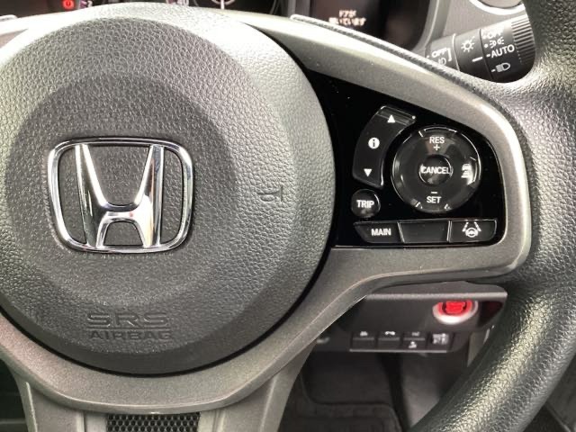 ハンドルにHondaセンシング系のクルーズコントロールやレーンキープアシストなどのスイッチが装備されています。ハンドルから手を離さず安全に操作できます。