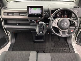 車内は光触媒抗菌消臭施工済です。インパネ周りはスタイリッシュなデザインで機能や装備も充実しています。グローブボックスやカップホルダーのほかにトレーなどたくさんの収納スペースが付いています。
