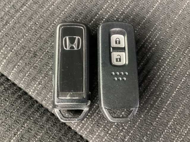 スマートキーを装備しています。鍵を差し込むことなくドアロックの開け閉めと、スタートボタン操作でのエンジンスタートができます。スペアキーも同じものを用意しております。