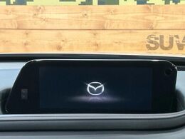 【8.8インチマツダコネクト】車内の雰囲気にマッチした大型のディスプレイ。スマホ接続でのナビ使用やBluetooth再生等、様々な機能が楽しめます。直感的なダイヤル操作が可能で、使い勝手も良好です。