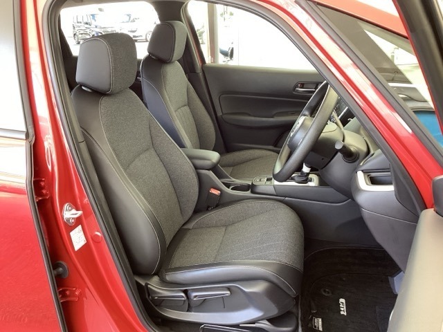 フロント広々、セパレートシートの運転席は、ハイトアジャスターが付いているので、快適にドライブができます。ハンドルはテレスコピック機能で、ハンドル位置を上・下・手前・奥に調節できます。