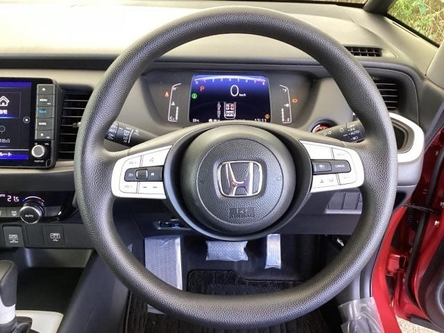 ハンドルの右側にあるボタンが高速クルーズコントロールです。アクセルペダルを踏まずに設定速度をキープ。高速道路でのドライブがラクに。また、左にオーディオリモコンスイッチがあります。