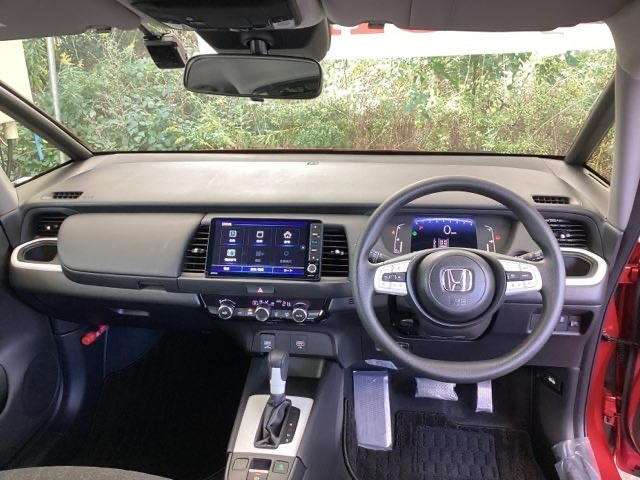 ご覧のように、視界が広く運転しやすいように設計されています。また、フルオートエアコンで快適です。