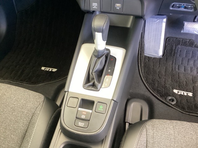 シンプルでとても使いやすいフロアシフトに、パーキングブレーキは電子制御パーキングブレーキです。