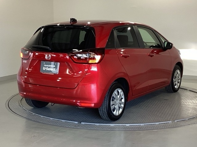 ボディカラーは、プレミアムクリスタルレッドメタリックで、クリアな輝きの中に深みのある、特別なレッドです！