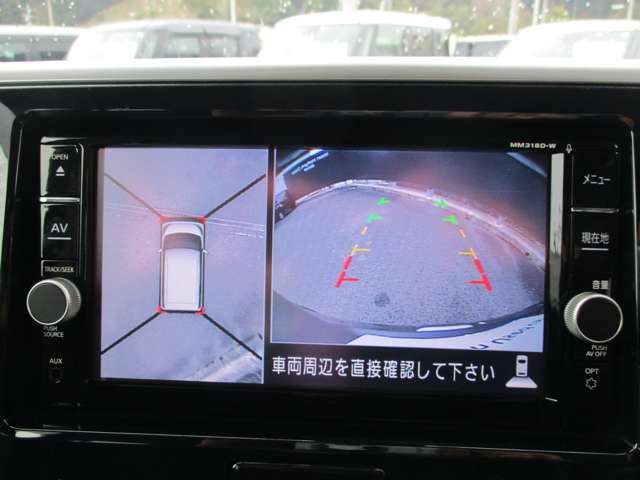 アラウンドビューモニターも装備しております。ご覧のように車体を真上か見たような映像なので、車庫入れの苦手なお客様ももうご心配いりません。