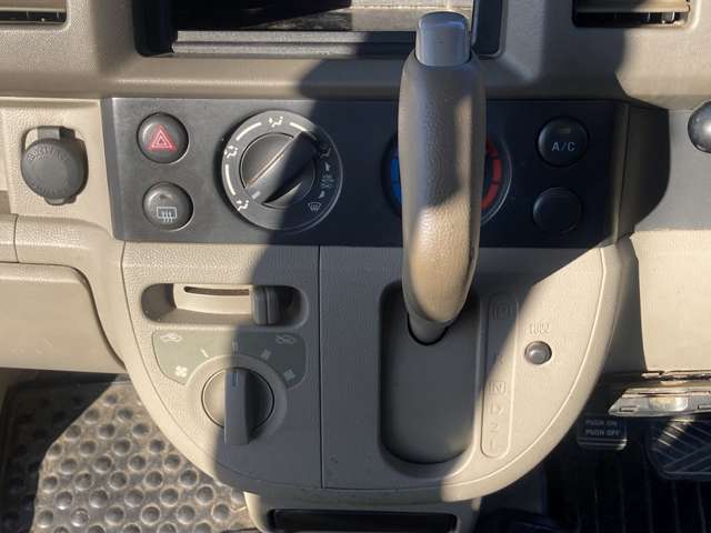 ご来店されたお客様に詳しくお話をさせて頂きために、「修復歴の有無」「不具合箇所の確認」「セールスポイント」等のご案内を行っておりますので、より安心してお乗り頂けるお車となります。