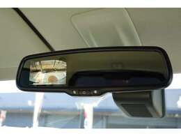 ルームミラー内のモニターを使って、真上から見下ろすような視点で、スマートに駐車ができます。