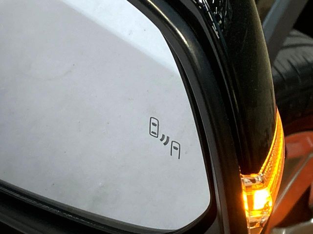【ブラインドスポットモニター】走行中、ドアミラーの死角になりやすい箇所に後続車が接近するとサイドミラーのレンズに警告を表示！ドライバーに注意喚起をしてくれます。