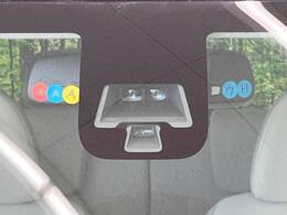 【三菱e-Assist】走行中に前方の車両等を認識し、衝突しそうな時は警報とブレーキで衝突回避と被害軽減をアシスト。より安全にドライブをお楽しみいただけます。