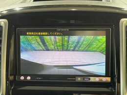 【バックカメラ】駐車時に後方がリアルタイム映像で確認できます。大型商業施設や立体駐車場での駐車時や、夜間のバック時に大活躍！運転スキルに関わらず、今や必須となった装備のひとつです！