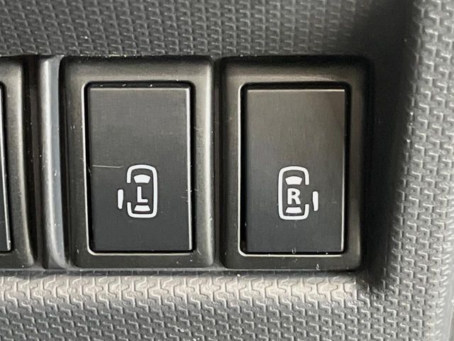 【両側パワースライドドア】スマートキーや運転席のスイッチで後席両側スライドドアの開閉が可能♪電動だから力を入れてドアを開ける必要が無く、小さなお子様でも簡単に開け閉めでき快適です♪