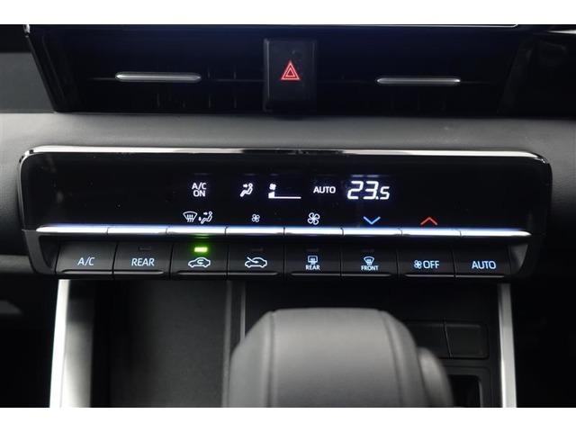 ★エアコンはオートタイプが装着済みです！オートモードにしておけば、車内温度を設定するだけで風の料や吹き出し口の切り替えを機械が行ってくれます！一年中快適な環境を作れますよ♪