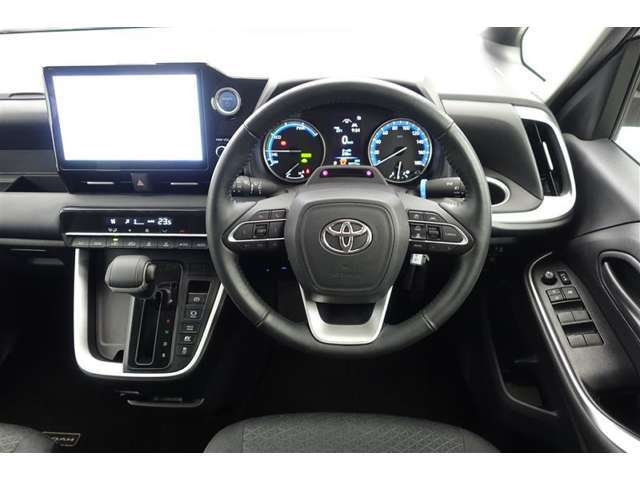 スタイリッシュなインパネ周りです！運転の際、常に目にする部分は、シックにまとめた飽きの来ないデザインが人気です！
