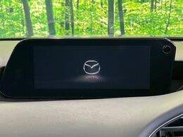 【8.8インチマツダコネクト】車内の雰囲気にマッチした大型ディスプレイ。スマホ接続でのナビ使用やBluetooth再生等、様々な機能が楽しめます。直感的なダイヤル操作が可能で、使い勝手も良好です。