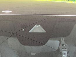 【i-ACTIVESENSE】走行中に前方の車両等を認識し、衝突しそうな時は警報とブレーキで衝突回避と被害軽減をアシスト。より安全にドライブをお楽しみいただけます。