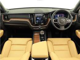 純正HDDナビ/ETC2.0/360度カメラ/フルセグTVのフルセット搭載。9インチ・タッチスクリーン式センターディスプレイと、モード選択式の12.3インチデジタル液晶ドライバー・ディスプレイを装備。