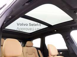 屋根一面まるごととも言える特大サイズのチルトアップ機構付電動パノラマ・ガラス・サンルーフ。晴天時はもちろん、雨天・曇天時にもシェードを開けることで常に開放的な車内空間を実現させてくれます。