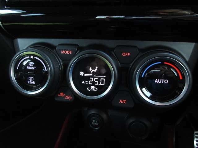 車内の空調はコレにお任せ！温度設定とスイッチ1つで年中設定温度に保つ便利なオートエアコンも装備されています！