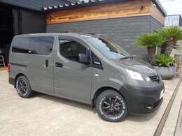 スティンググレー自社全塗装、前後バンパーチッピングブラック仕様、グリル・エンブレムなど各部マットブラック仕様、新品16インチアルミ＋MTタイヤ、ナビフルセグTV、バックカメラ、リアクーラーなど装備！