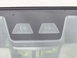 【スマートアシスト】走行中に前方の車両等を認識し、衝突しそうな時は警報とブレーキで衝突回避と被害軽減をアシスト。より安全にドライブをお楽しみいただけます。