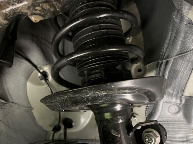 お車を安心してお乗りいただく為には、足回りの定期点検が欠かせません。サービスサポート（有償保証）では無料点検もご提供しており、安心のカーライフをお過ごしいただけるサポート体制が整っています。