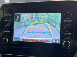【バックカメラ】駐車時に後方がリアルタイム映像で確認できます。大型商業施設や立体駐車場での駐車時や、夜間のバック時に大活躍！運転スキルに関わらず、今や必須となった装備のひとつです！