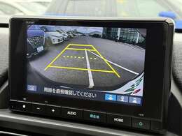 【バックモニター】後ろのカメラの映像をモニターに映し出すことができます！後方の見えない死角や、障害物との距離感をしっかり確認することができます！駐車が苦手な方におすすめです。