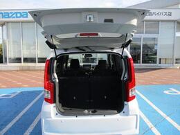 バックドアを開けば大きな荷物が入ります。