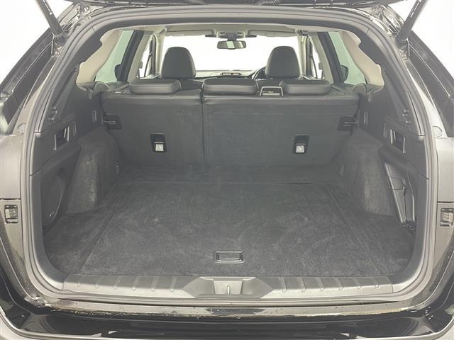 【トランク】積み込みやすくて、たっぷり積める荷室です。シートアレンジできるものは、乗車人数と荷物の量や大きさによってシートを動かすことができるので、より快適なドライブが可能です！